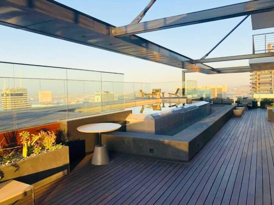 Skyline Views Stylish Studio With Pool, Parking No Load Shedding Kaapstad Buitenkant foto